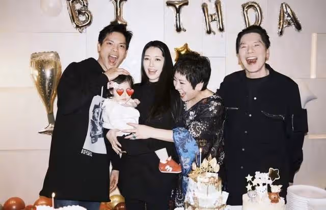 向佐為媽媽和老婆同慶生!郭碧婷素顏出鏡抱女兒,背景簡陋仍溫馨
