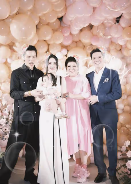 向佐為媽媽和老婆同慶生!郭碧婷素顏出鏡抱女兒,背景簡陋仍溫馨