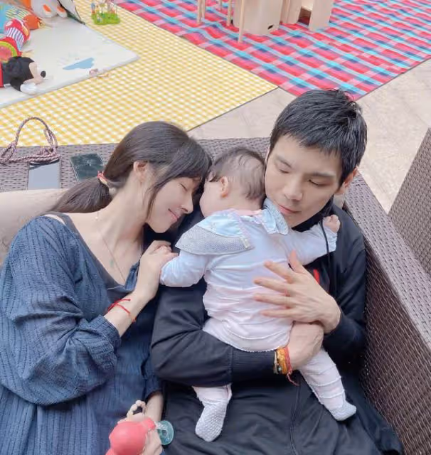 向佐為媽媽和老婆同慶生!郭碧婷素顏出鏡抱女兒,背景簡陋仍溫馨