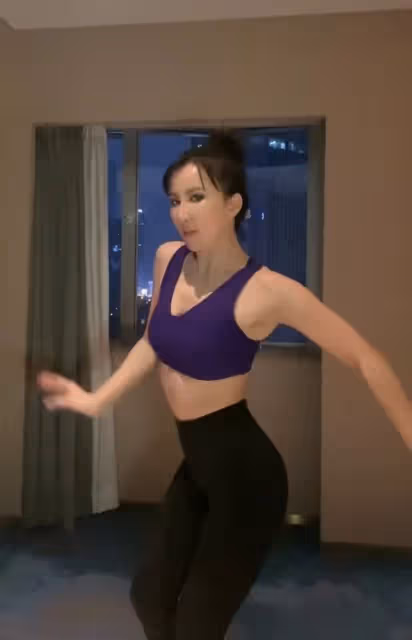 47歲李玟深夜熱舞秀身材,超細水蛇腰太吸睛,皮膚緊緻狀態回春
