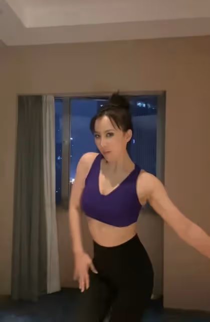 47歲李玟深夜熱舞秀身材,超細水蛇腰太吸睛,皮膚緊緻狀態回春