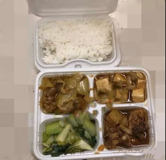 央視虎年春晚伙食曝光!四菜葷素搭配有大塊肉,色澤誘人包裝節儉