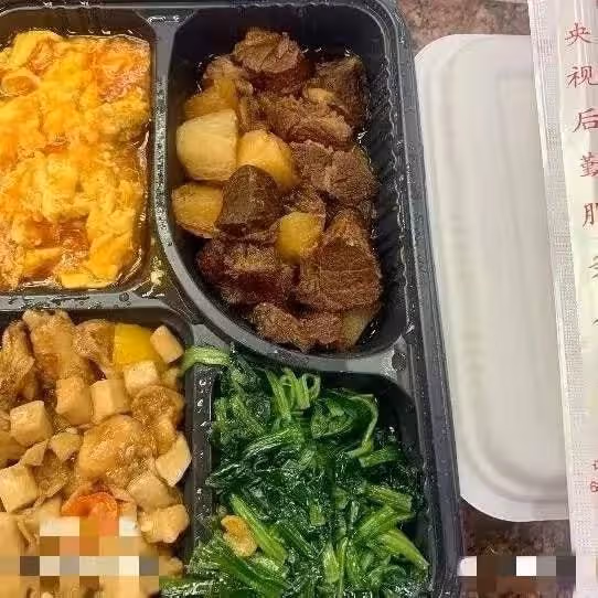 央視虎年春晚伙食曝光!四菜葷素搭配有大塊肉,色澤誘人包裝節儉