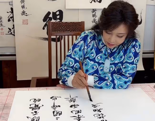 老戲骨張鐵林直播賣字惹爭議!自稱平時10萬一幅,現僅需1688元
