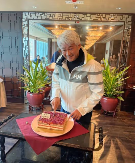 尹揚明64歲生日與家人一起慶祝,滿頭白髮精神好,子女已結婚多年