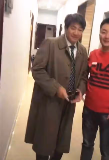尹揚明64歲生日與家人一起慶祝,滿頭白髮精神好,子女已結婚多年