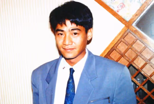 尹揚明64歲生日與家人一起慶祝,滿頭白髮精神好,子女已結婚多年