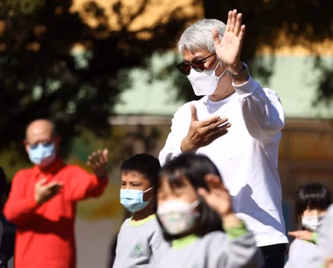 尹揚明64歲生日與家人一起慶祝,滿頭白髮精神好,子女已結婚多年