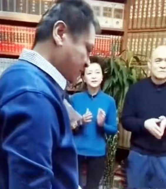 趙忠祥46歲獨子罕見露面!斑禿明顯外貌神似父親,愛妻是倪萍親戚