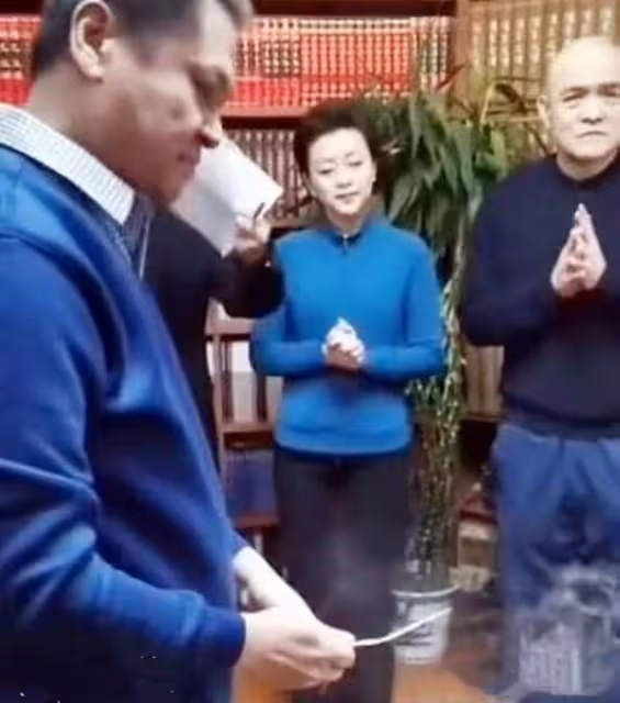 趙忠祥46歲獨子罕見露面!斑禿明顯外貌神似父親,愛妻是倪萍親戚