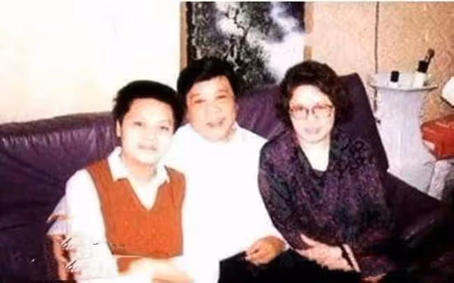 趙忠祥46歲獨子罕見露面!斑禿明顯外貌神似父親,愛妻是倪萍親戚