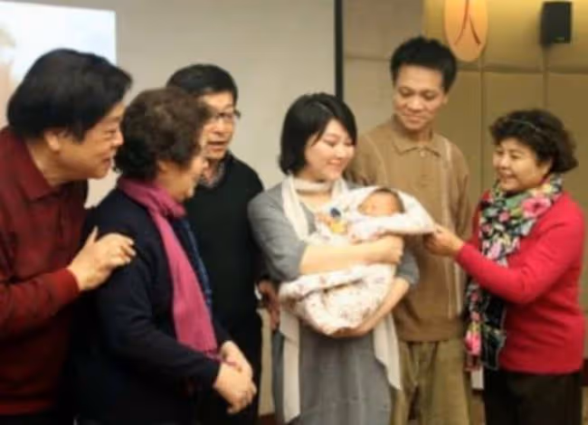 趙忠祥46歲獨子罕見露面!斑禿明顯外貌神似父親,愛妻是倪萍親戚