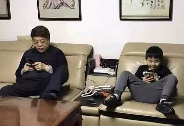 趙忠祥46歲獨子罕見露面!斑禿明顯外貌神似父親,愛妻是倪萍親戚
