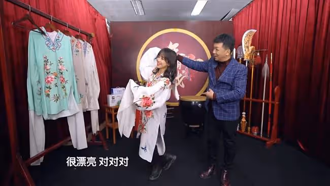 央視主持齊換戲服!王冰冰柔美,鞠萍雍容華貴,趙保樂反串劉姥姥