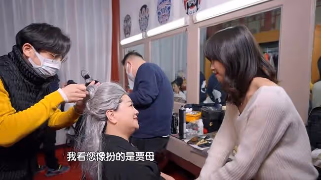 央視主持齊換戲服!王冰冰柔美,鞠萍雍容華貴,趙保樂反串劉姥姥