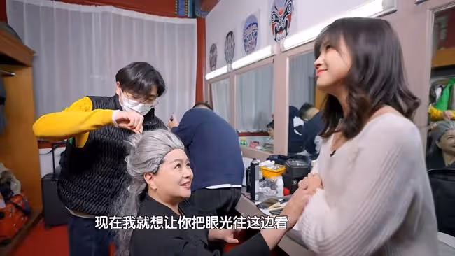 央視主持齊換戲服!王冰冰柔美,鞠萍雍容華貴,趙保樂反串劉姥姥