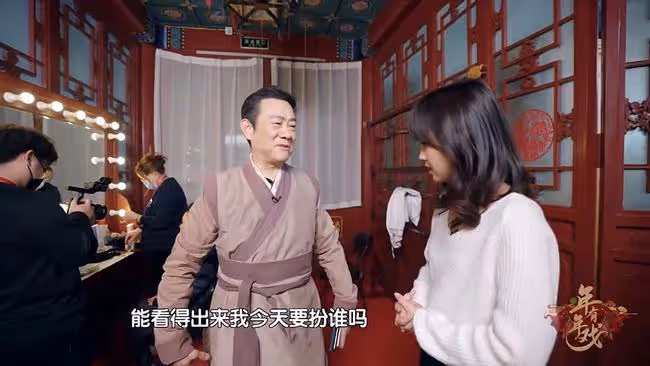 央視主持齊換戲服!王冰冰柔美,鞠萍雍容華貴,趙保樂反串劉姥姥