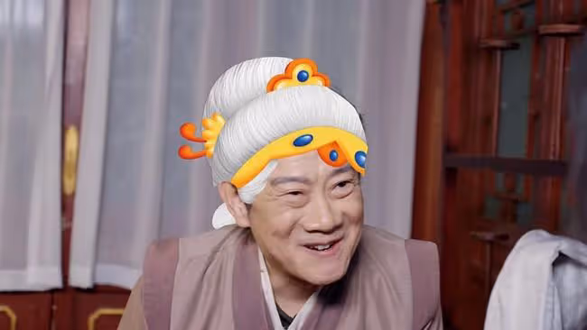央視主持齊換戲服!王冰冰柔美,鞠萍雍容華貴,趙保樂反串劉姥姥