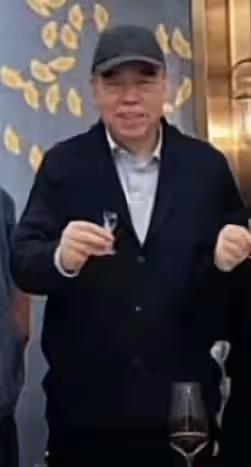 陳凱歌現身北電78級班聚!站C位豪氣舉杯,李少紅胡玫眾名導齊聚