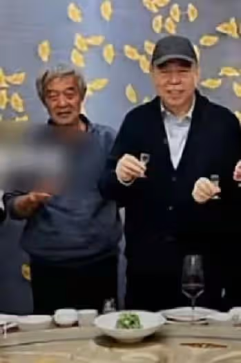 陳凱歌現身北電78級班聚!站C位豪氣舉杯,李少紅胡玫眾名導齊聚