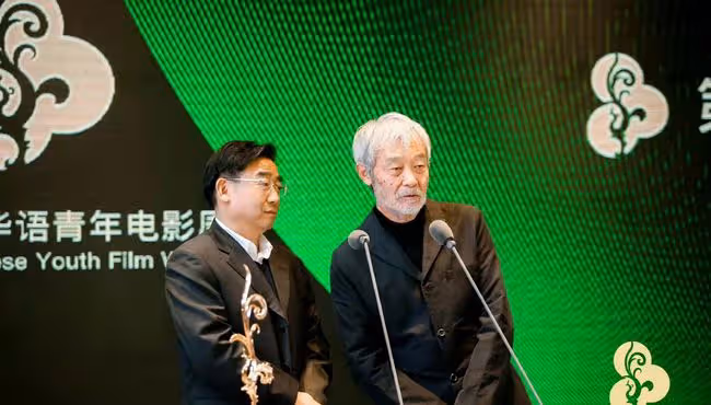 陳凱歌現身北電78級班聚!站C位豪氣舉杯,李少紅胡玫眾名導齊聚