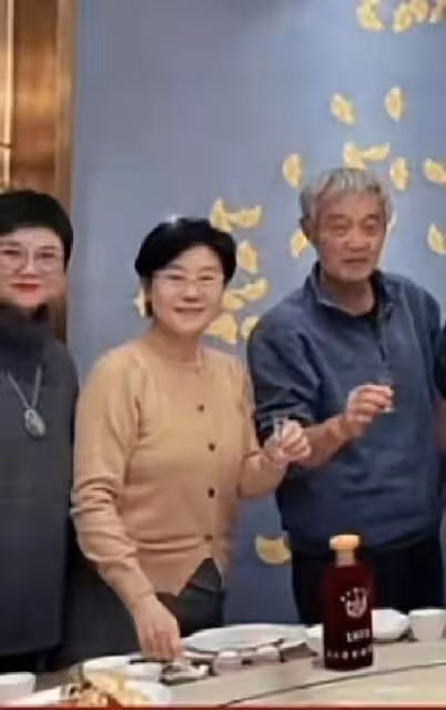 陳凱歌現身北電78級班聚!站C位豪氣舉杯,李少紅胡玫眾名導齊聚