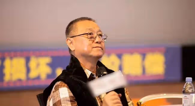 陳凱歌現身北電78級班聚!站C位豪氣舉杯,李少紅胡玫眾名導齊聚