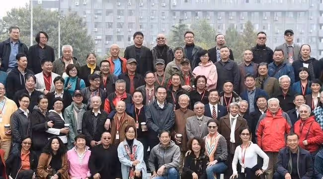 陳凱歌現身北電78級班聚!站C位豪氣舉杯,李少紅胡玫眾名導齊聚