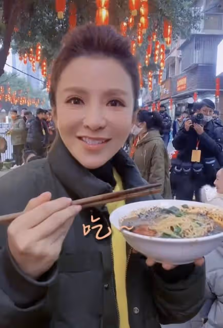 央視主持朱迅現身路邊攤,寒風中站著吃重慶小面,主動讓座太親切