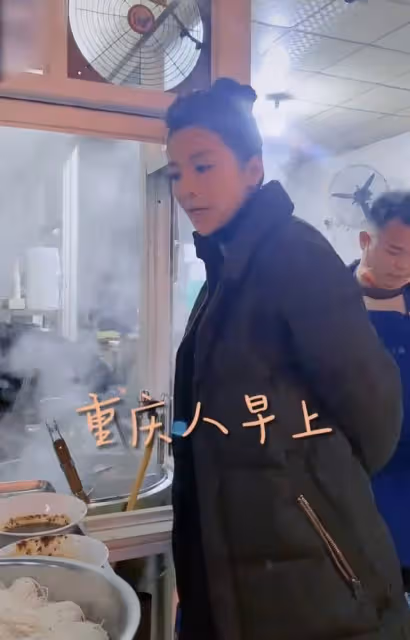 央視主持朱迅現身路邊攤,寒風中站著吃重慶小面,主動讓座太親切