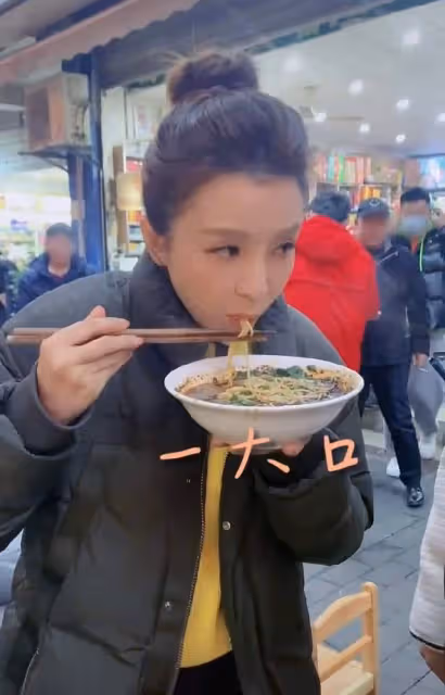 央視主持朱迅現身路邊攤,寒風中站著吃重慶小面,主動讓座太親切