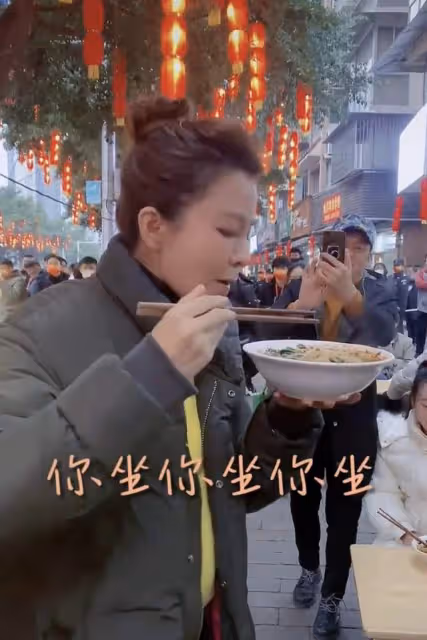 央視主持朱迅現身路邊攤,寒風中站著吃重慶小面,主動讓座太親切