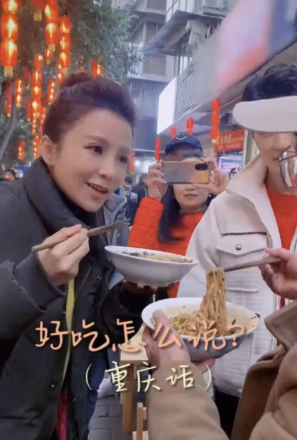 央視主持朱迅現身路邊攤,寒風中站著吃重慶小面,主動讓座太親切