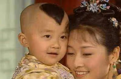 5歲憑「東兒」躥紅,因病停止長高,童星賈雲哲如今怎樣?