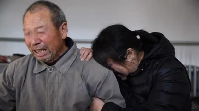 妻子去兒子家帶孩子，老漢視頻後發現不對，天亮趕去接她，傻了眼