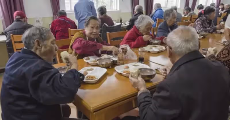 小時候用冷水澆我，大耳光抽我的父親，64歲這年去了養老院