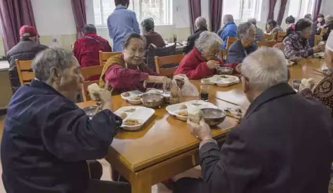 小時候用冷水澆我，大耳光抽我的父親，64歲這年去了養老院