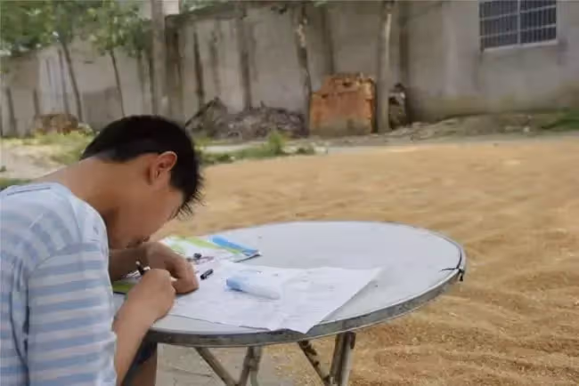 小時候用冷水澆我,大耳光抽我的父親,64歲這年去了養老院