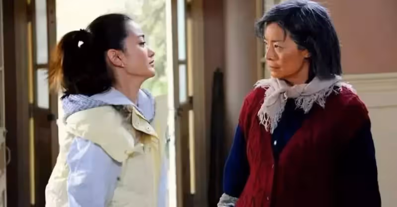 兒媳發高燒，婆婆怒罵給我起來做飯，兒子見狀大罵：她不是你保姆
