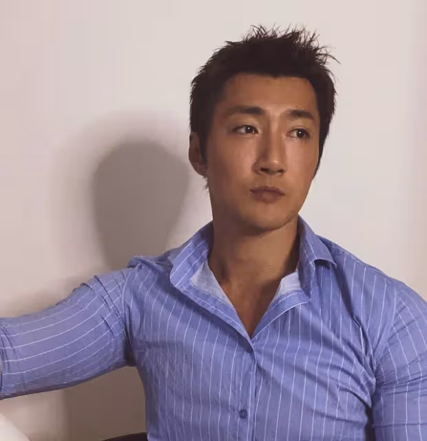 TVB離巢男星變肌肉猛男，身上六塊腹肌明顯，到內地轉行賣米線