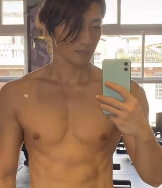 TVB離巢男星變肌肉猛男,身上六塊腹肌明顯,到內地轉行賣米線