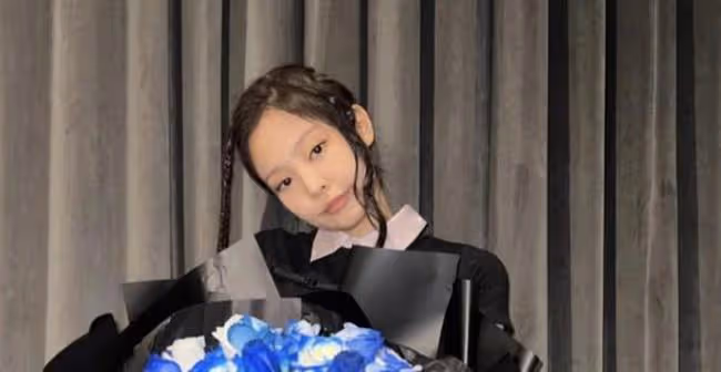 Jennie深夜曬照慶生日!甜曝「絕對領域」,卻被她出賣火辣性感照