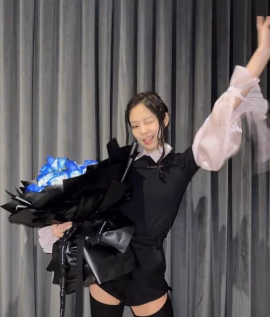 Jennie深夜曬照慶生日!甜曝「絕對領域」,卻被她出賣火辣性感照