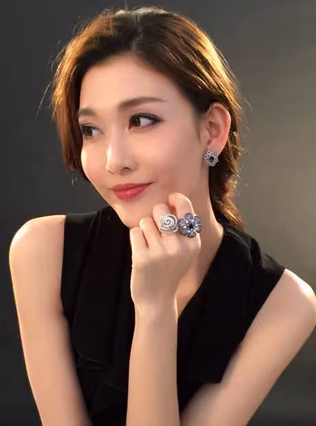 好奇！李彩樺生日獲神秘富貴男送2千支玫瑰示愛，去年才經歷離婚