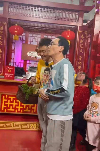 鞏漢林攜子錄製遼寧春晚,64歲賣力演出險摔倒,身型瘦弱走路佝僂