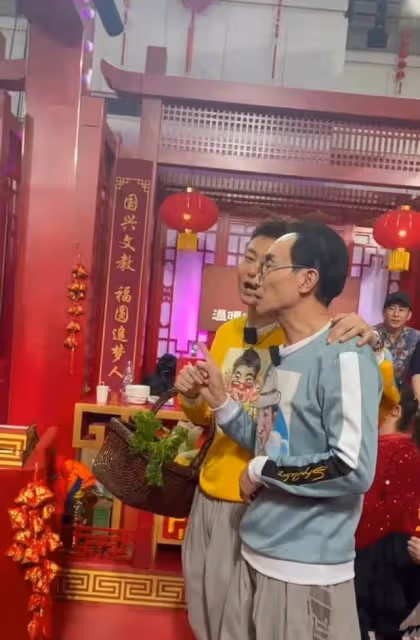 鞏漢林攜子錄製遼寧春晚,64歲賣力演出險摔倒,身型瘦弱走路佝僂