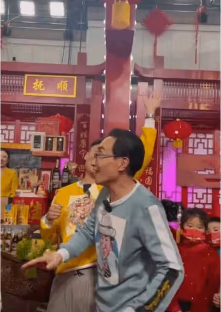 鞏漢林攜子錄製遼寧春晚,64歲賣力演出險摔倒,身型瘦弱走路佝僂