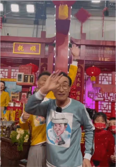鞏漢林攜子錄製遼寧春晚,64歲賣力演出險摔倒,身型瘦弱走路佝僂
