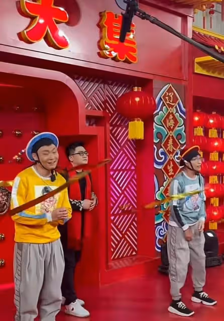 鞏漢林攜子錄製遼寧春晚,64歲賣力演出險摔倒,身型瘦弱走路佝僂