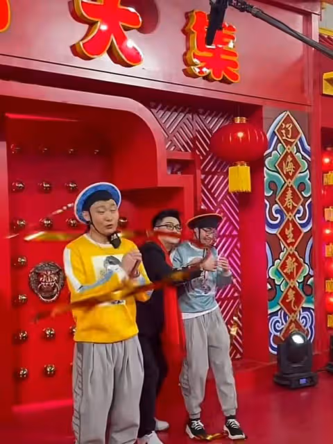 鞏漢林攜子錄製遼寧春晚,64歲賣力演出險摔倒,身型瘦弱走路佝僂